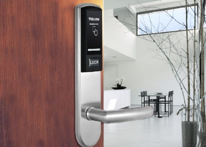 Tai-sao-nen-chon-khoa-cua-dien-tu-thay-vi-khoa-co-truyen-thong